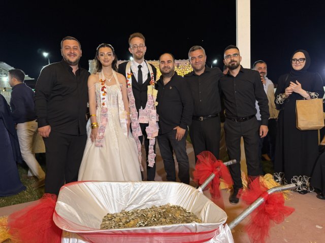 Arkadaşları Damada El Arabasıyla 10 Bin Liralık Madeni Para Taktı