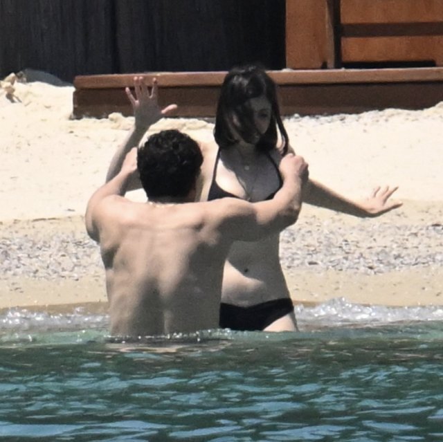 Taşacak Bu Deniz Oyuncuları Ali Öner Ve Zeynep Atılgan Bodrum'da Görüntülendi