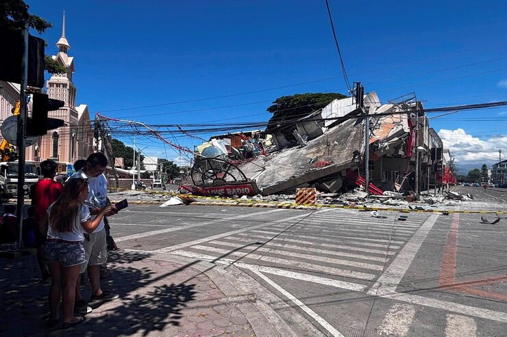 Filipinler'de 7.8 Büyüklüğünde Deprem Tsunami Uyarısı Başlattı