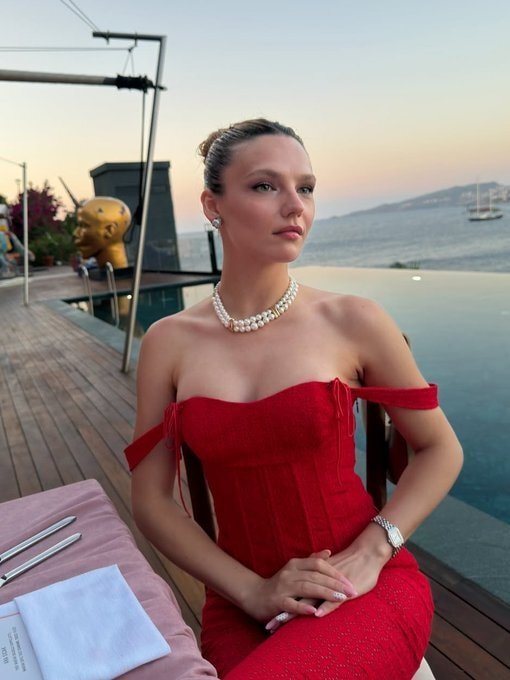 Nilsu Berfin Aktaş Bodrum Sahnesinde Sıla Parçası Seslendirdi