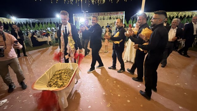 Arkadaşları Damada El Arabasıyla 10 Bin Liralık Madeni Para Taktı