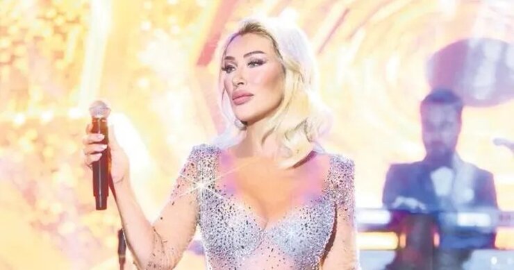 Seda Sayan Sezen Aksu'nun Hediye Ettiği Çorapla Sahnede Parladı