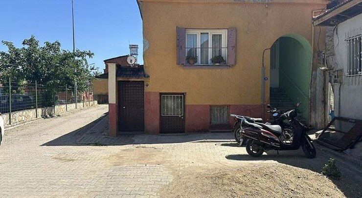 İzmir Ödemiş'te Bir Evin Kapısına Bırakılan Poşetten Bebek Çıktı