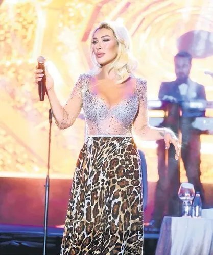 Seda Sayan Sezen Aksu'nun Hediye Ettiği Çorapla Sahnede Parladı