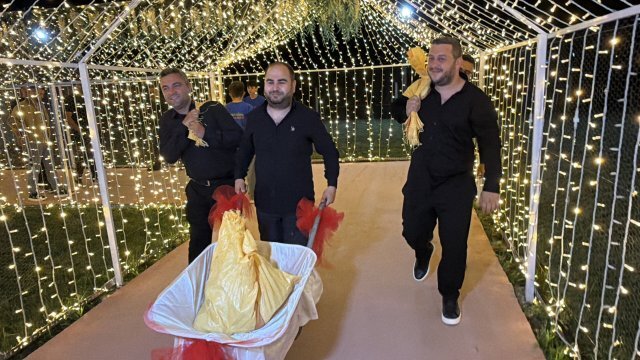 Arkadaşları Damada El Arabasıyla 10 Bin Liralık Madeni Para Taktı