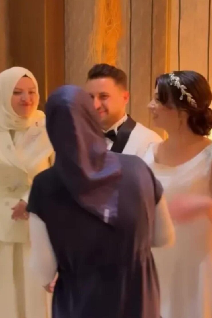 Gamze Ezildi Eltisinin Düğününde Beyaz Giyerek Gündem Oldu