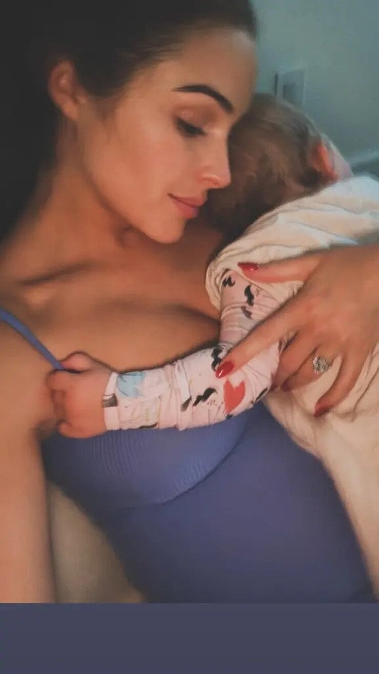 Olivia Culpo İkinci Bebeğini Karnında Taşırken İlk Kızını Kucağında Sergiledi