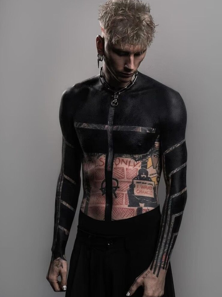 Machine Gun Kelly Hızlandırılmış Dövme Sürecinde Hastalandı