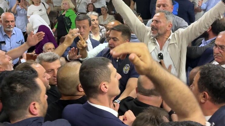 Akçakoca Belediye Başkanı Fikret Albayrak'ın irtikap suçlamasıyla tutuklanıp...