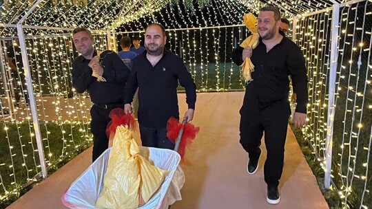 Tokat'ın Erbaa ilçesinde düzenlenen düğünde damat Beytullah Şahin'in arkadaşları,...