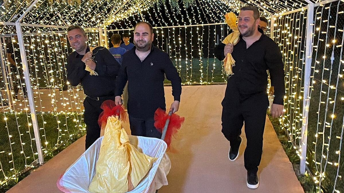 Arkadaşları Damada El Arabasıyla 10 Bin Liralık Madeni Para Taktı