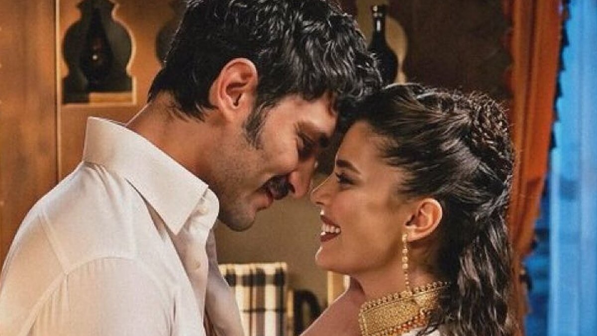 İlhan Şen Ve Pınar Gülkapan Beraberliklerini Dostlarına Tanıttı