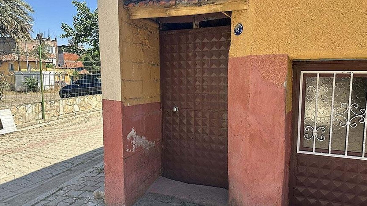 İzmir Ödemiş'te Bir Evin Kapısına Bırakılan Poşetten Bebek Çıktı