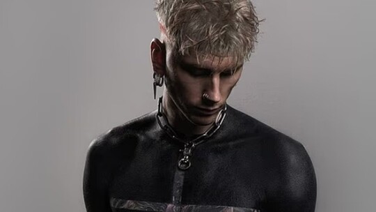 Machine Gun Kelly, "blackout" dövmesini iki yıl yerine iki ayda tamamlaması...