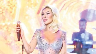 Seda Sayan Sezen Aksu'nun Hediye Ettiği Çorapla Sahnede Parladı