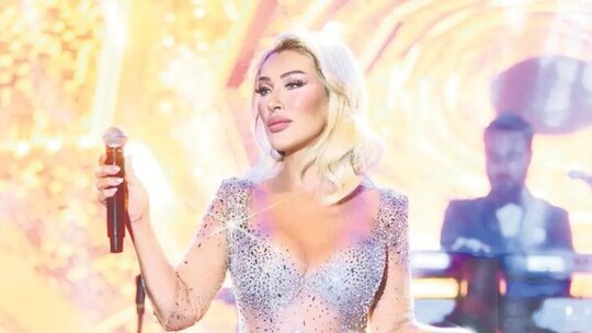 Seda Sayan, bayram konserinde Sezen Aksu'nun hediye ettiği çorabıyla sahneye...