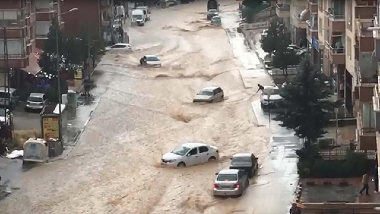 Ankara'da Kuvvetli Sağanak Yağışlar Kenti Esir Aldı