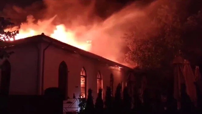 Topkapı Sarayı'nda Tarihi Restoranda Çatı Yangını
