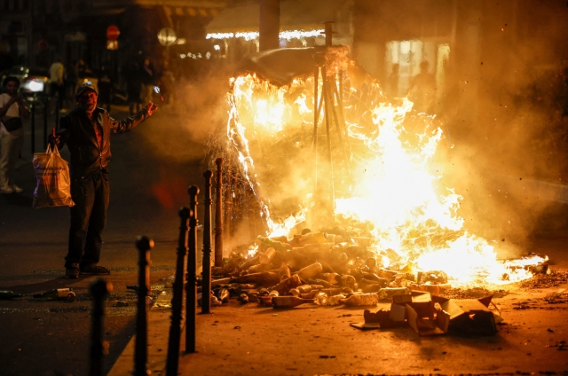 Fransa'da Protesto Olayları Büyüdü! Paris Boşaltılıyor...