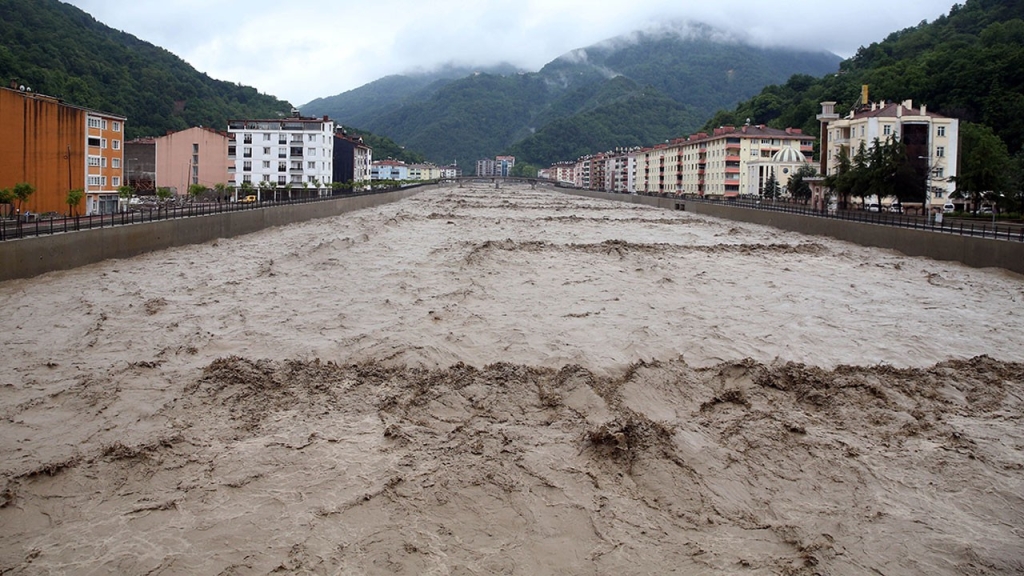 Zonguldak'ta Sel Felaketi: Yolda Deprem Gibi Çatlaklar