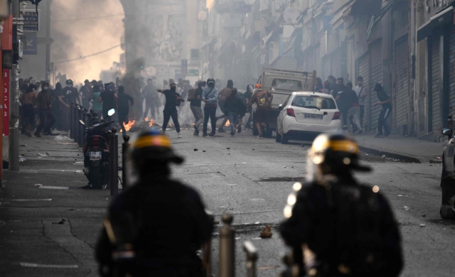 Fransa'da Protesto Olayları Büyüdü! Paris Boşaltılıyor...