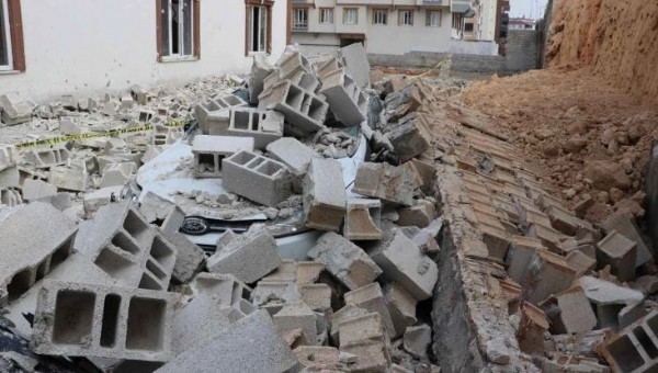 Gaziantep'te 2 Katlı Deprem Hasarlı Bina Çöktü: 5 Yaralı Var