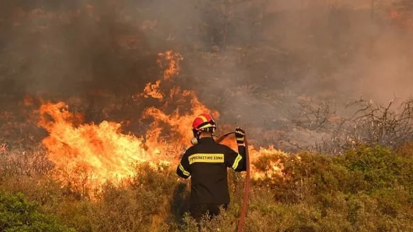 Rodos'ta Yangın Korkusu: 2 Bin Kişi Tahliye Edildi