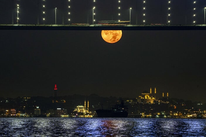 İstanbul'da'Mavi Ay' Görsel Şöleni