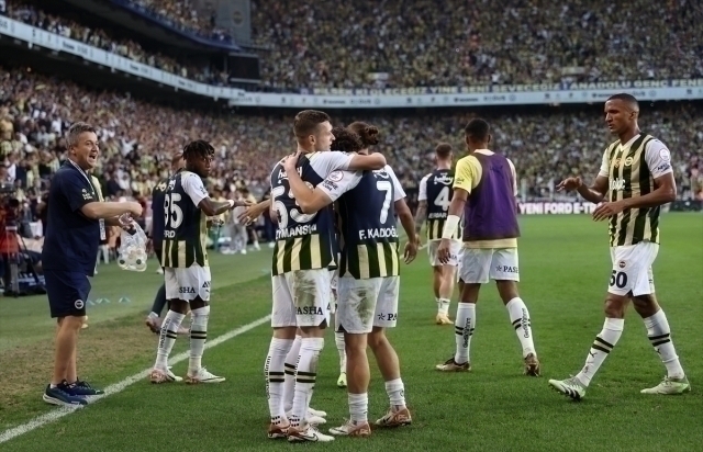 Fenerbahçe, Zorlu Maçta Antalyaspor'u 3-2 Mağlup Ederek Liderliğini Sürdürdü