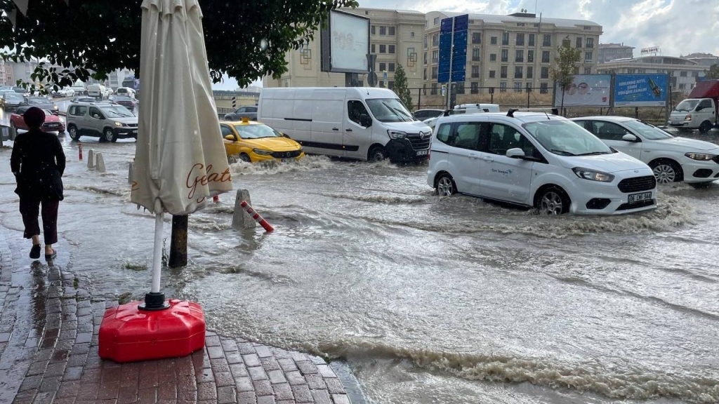 İstanbul'da Sağanak Yağış Hayatı Felç Etti