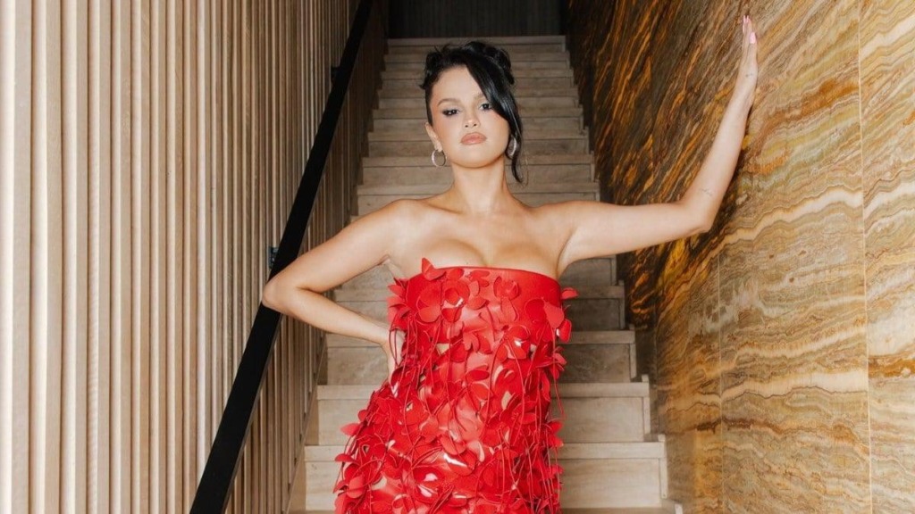 Selena Gomez'in Yeni Saç Ve Makyaj Stili Tepki Çekti!