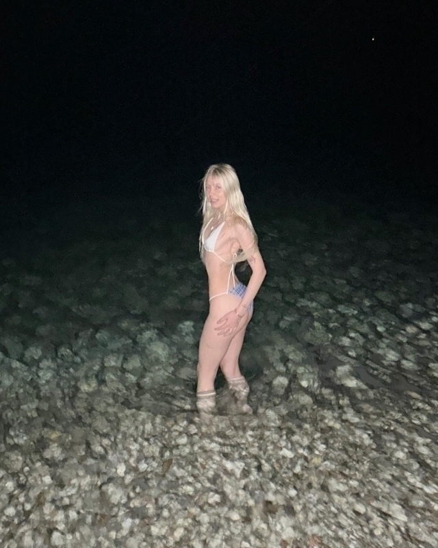 Aleyna Tilki, Kış Ayında Bikinisiyle Denize Girdi!
