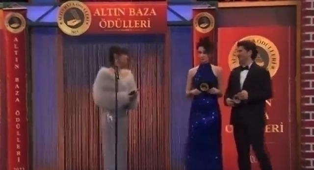 Altın Baza Ödül Töreni Skeci, Pınar Deniz Ve Pelin Solmuş Diyaloğu İle Gündemde!