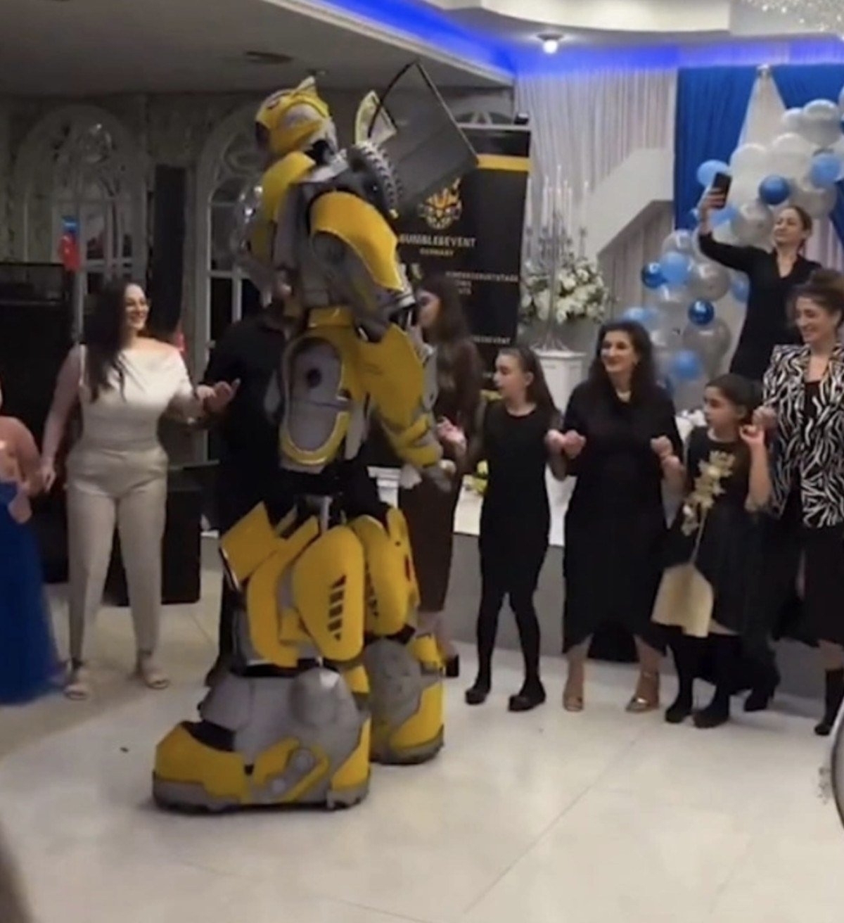 Transformers Karakteri Bumblebee, Sünnet Düğününde Halay Başı Oldu!
