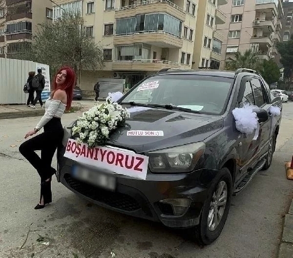 Bursa'da Gelin Arabası İle Boşanma Davasına Gelen Kadın, Dikkat Çekti