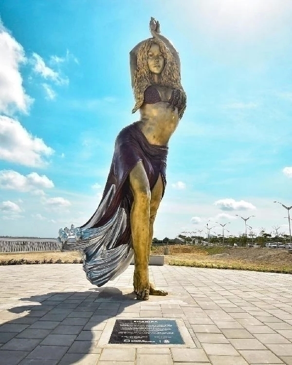 Shakira İçin Barranquilla'da Dev Bronz Heykel Dikildi