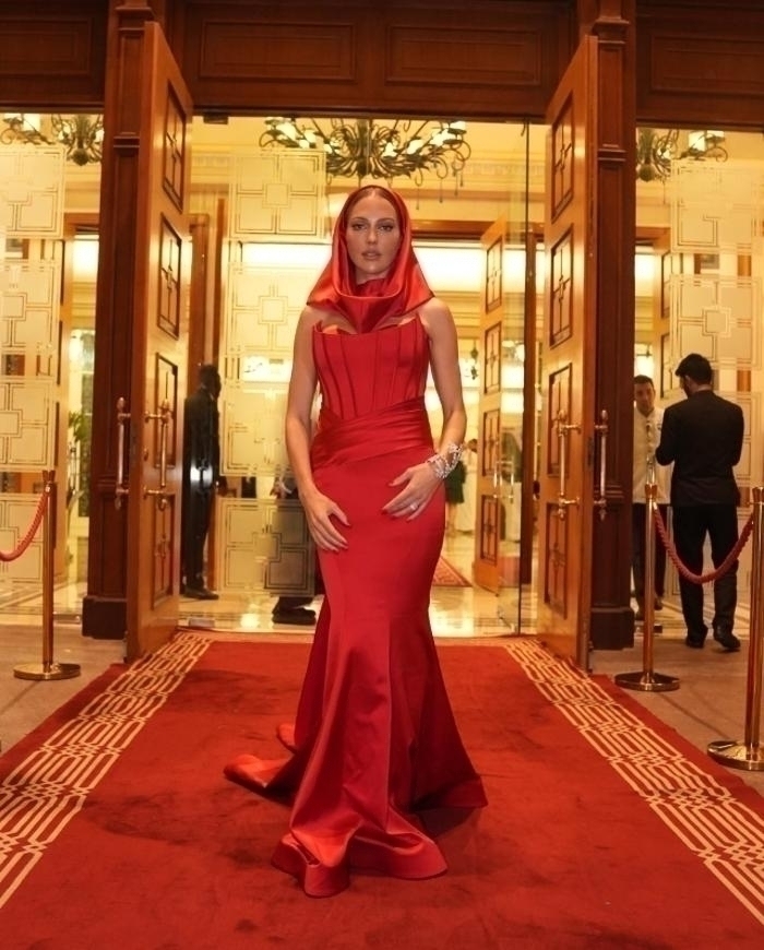 Meryem Uzerli, Arabistan'da Festivalde Giydiği Elbiseyle Tepki Çekti!