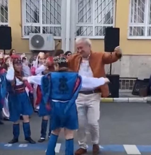 Öğrencileriyle Okul Bahçesinde Dans Eden 'Müdür Amca' Gönülleri Fethetti