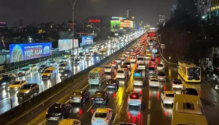 İstanbul'da Trafik Durma Noktasına Geldi! Yoğunluk Yüzde 87