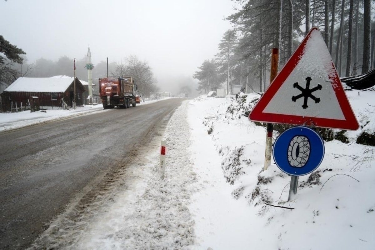 Kaz Dağları'nda Kar Fırtınası: Yollar Kapandı, Ulaşım Felç!