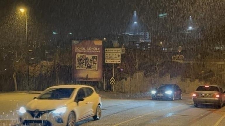 İstanbul'da Kar Yağışı Başladı! Meteoroloji'den Yeni Hava Durumu...
