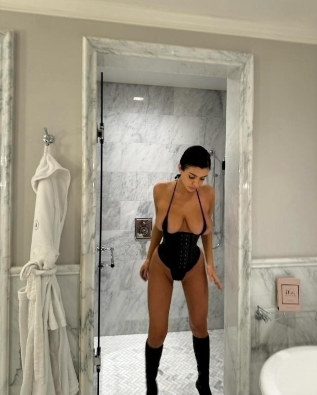 Kanye West Eşi Bianca Censori'nin Yarı Çıplak Pozlarını Paylaştı!