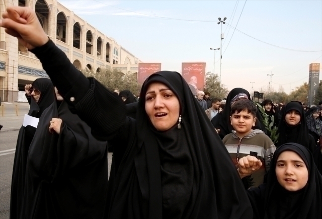 İran'da Cami Kubbesine'Intikam Bayrağı' Çekildi