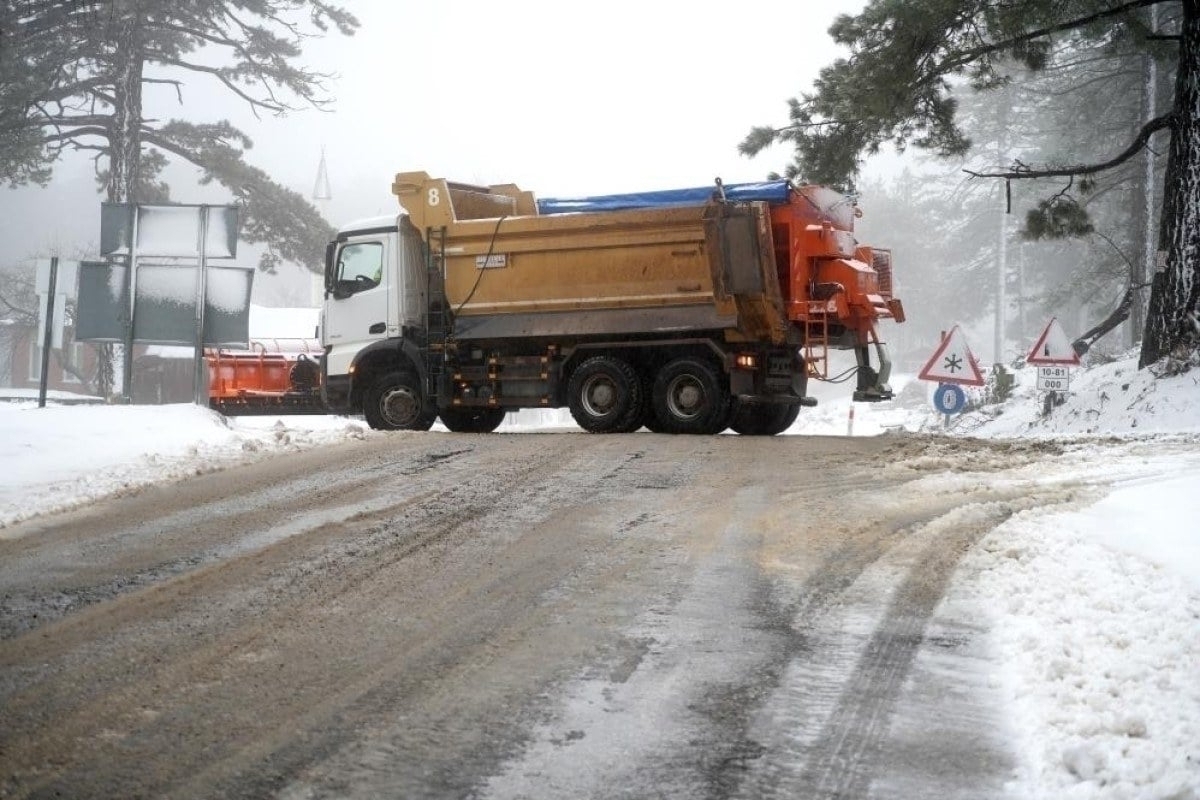 Kaz Dağları'nda Kar Fırtınası: Yollar Kapandı, Ulaşım Felç!