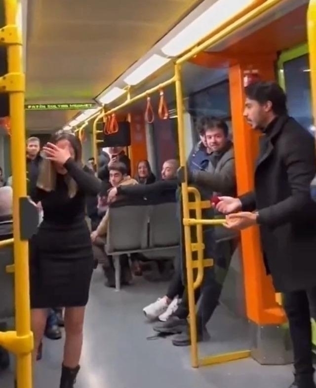 Bursa'da Metroda Yapılan Evlilik Teklifi Sosyal Medyayı Karıştırdı