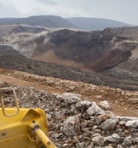 Altın Madeninde Toprak Kayması Videosu! İşçiler Göçük Altında Kaldı...