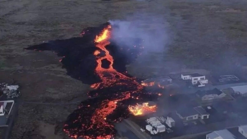 İzlanda'da İkinci Yanardağ Patlaması: Vatandaşlar Lavlar Arasında Kalıp Kül Olma Tehlikesiyle Karşı Karşıya!