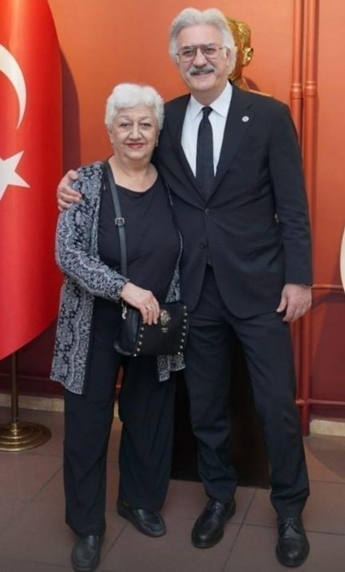 Devlet Tiyatroları Genel Müdürü Tamer Karadağlı, Annesiyle Buluştu