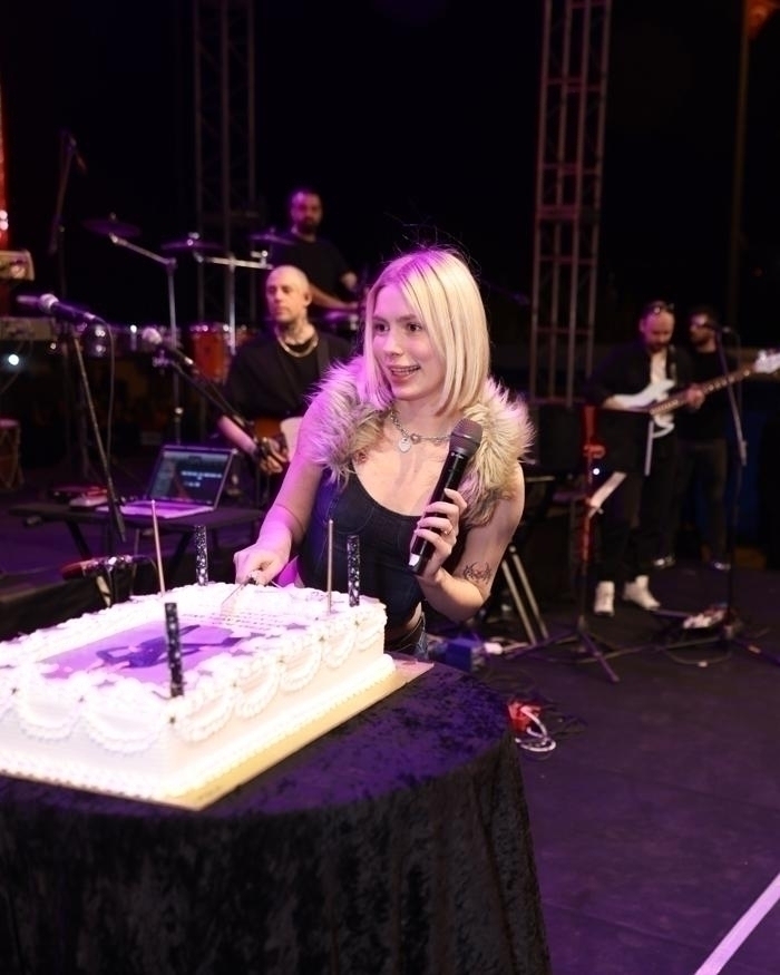 Aleyna Tilki'ye Sahne Sürpriz Doğum Günü Kutlaması!