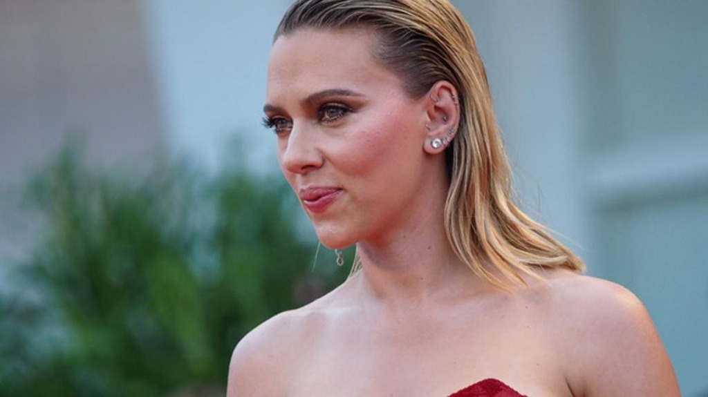 Scarlett Johansson, Jurassic World Filminde Başrolde!